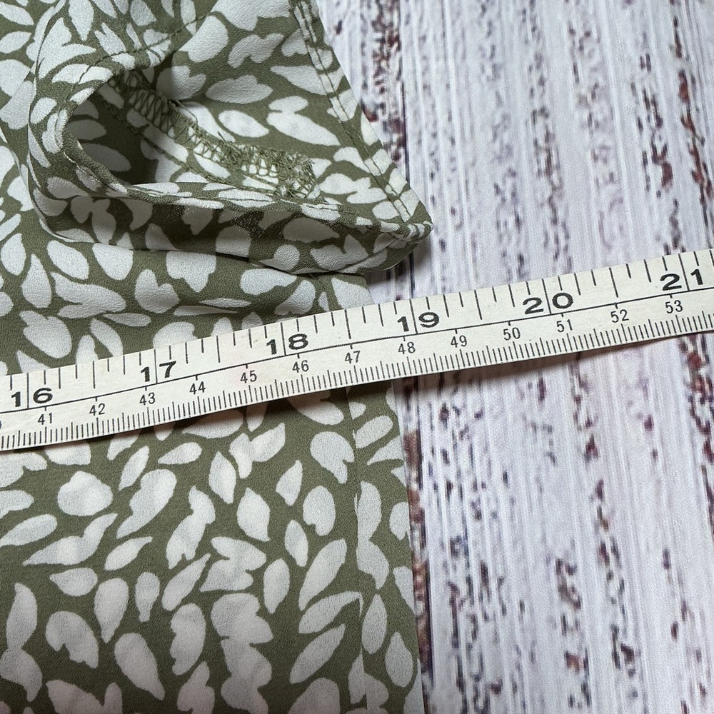 LOFT cap sleeve blouse. Green/white. V-neck. Size XSP - Picture 7 of 8